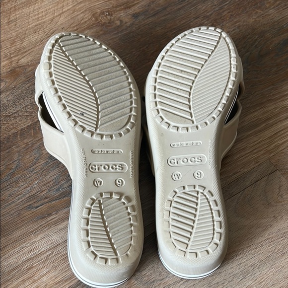 Crocs SZ9 Women's Tan Slide Sandals. Excellent condition. - Picture 4 of 4